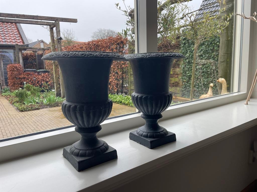 Set van 2 IJzeren Vazen - 32 cm Hoog, Huis en Inrichting, Woonaccessoires | Vazen, Gebruikt, Zwart, Minder dan 50 cm, Overige materialen