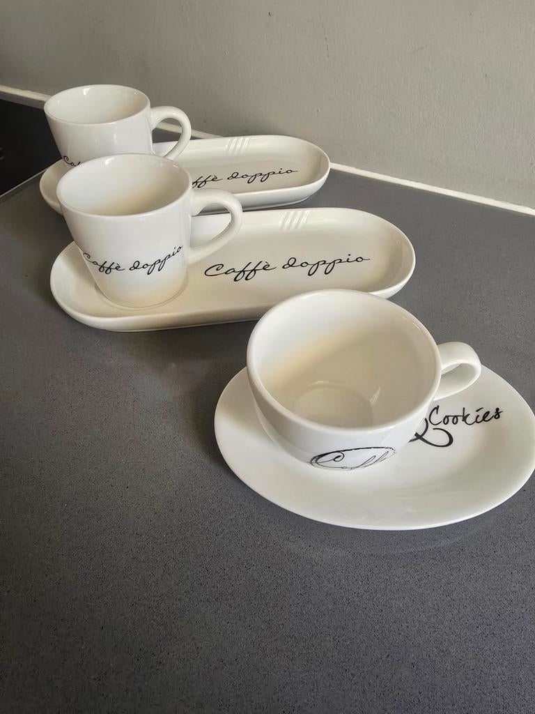 Riviera Maison Koffiekopjes met Schotel - Caffe Doppio, Ophalen of Verzenden, Zo goed als nieuw, Overige stijlen, Kop(pen) en/of Schotel(s)