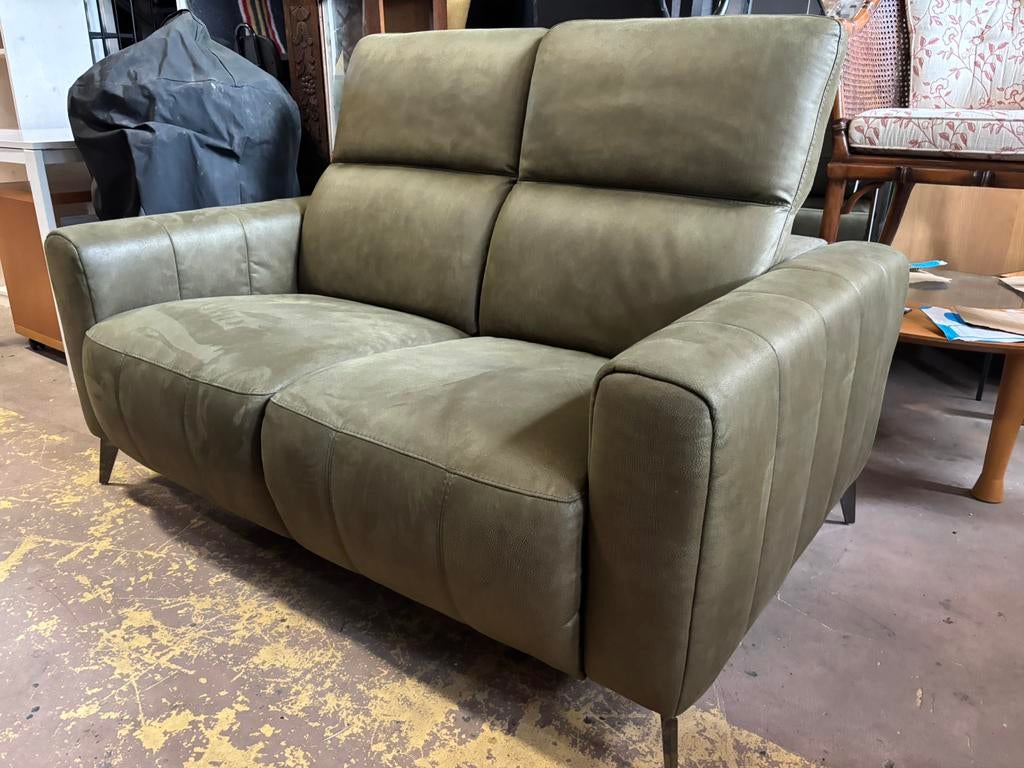 Nette 2 zitter - Suede/donker groen - 150x100x45H, Huis en Inrichting, Banken | Complete zithoeken, 1025xe, Ophalen of Verzenden