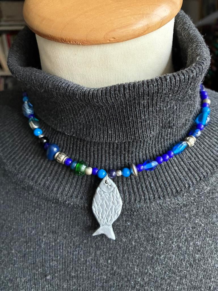 EM HISTORY BEADS ketting met blauwe kralen en zilveren vis, Blauw, Nieuw, Ophalen of Verzenden, Overige materialen