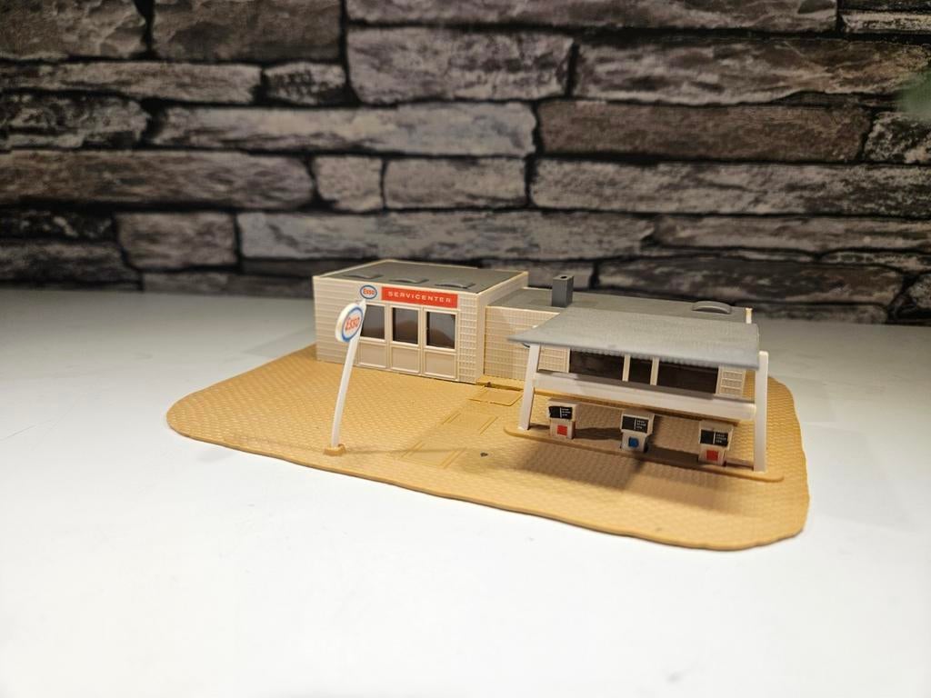 Pompstation esso N spoor trein 1:160, Hobby en Vrije tijd, Modeltreinen | N-Spoor, Overige merken, Gebruikt, Gelijkstroom of Wisselstroom