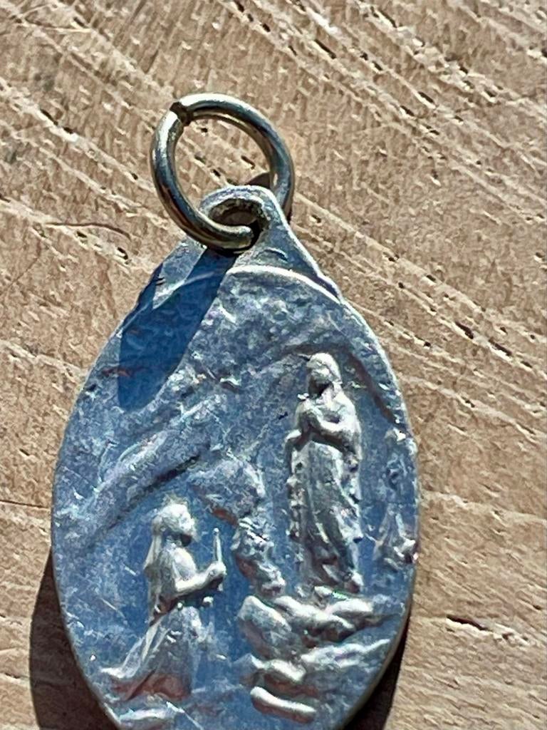 Ovale religieuze medaille met afbeeldingen, Ophalen of Verzenden