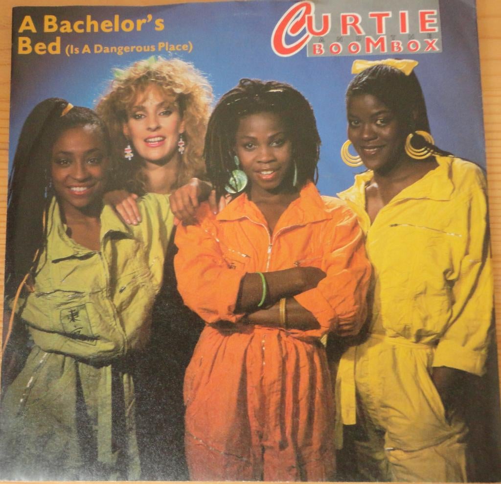 Curtie & Boombox > A Bachelor's bed, Ophalen of Verzenden, Gebruikt, Pop, Single
