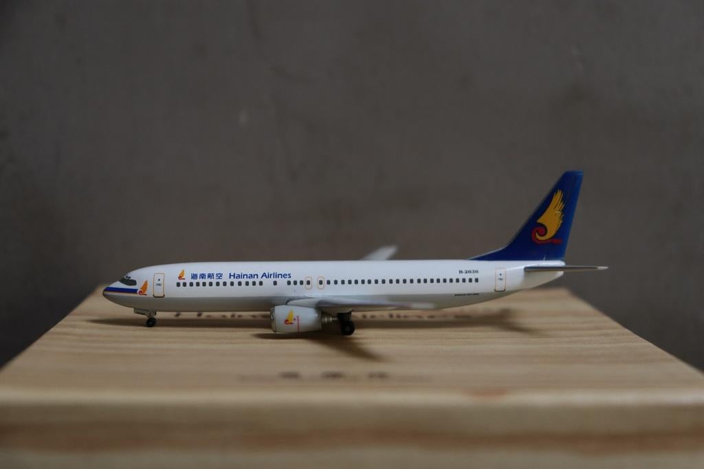 Herpa Boeing 737-800 Hainan Airlines 1/400, Verzamelen, Luchtvaart en Vliegtuigspotten, Ophalen of Verzenden, Zo goed als nieuw