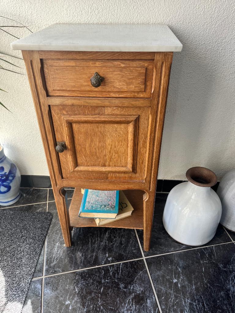 Antiek nachtkastje, Ophalen