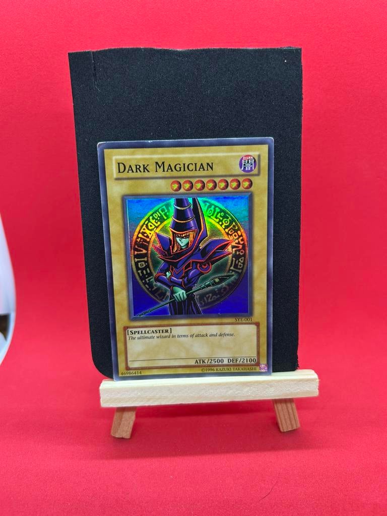 Yu-Gi-Oh Dark Magician SYE-001 Super Rare – S/D Yugi Evo., Ophalen of Verzenden, Zo goed als nieuw