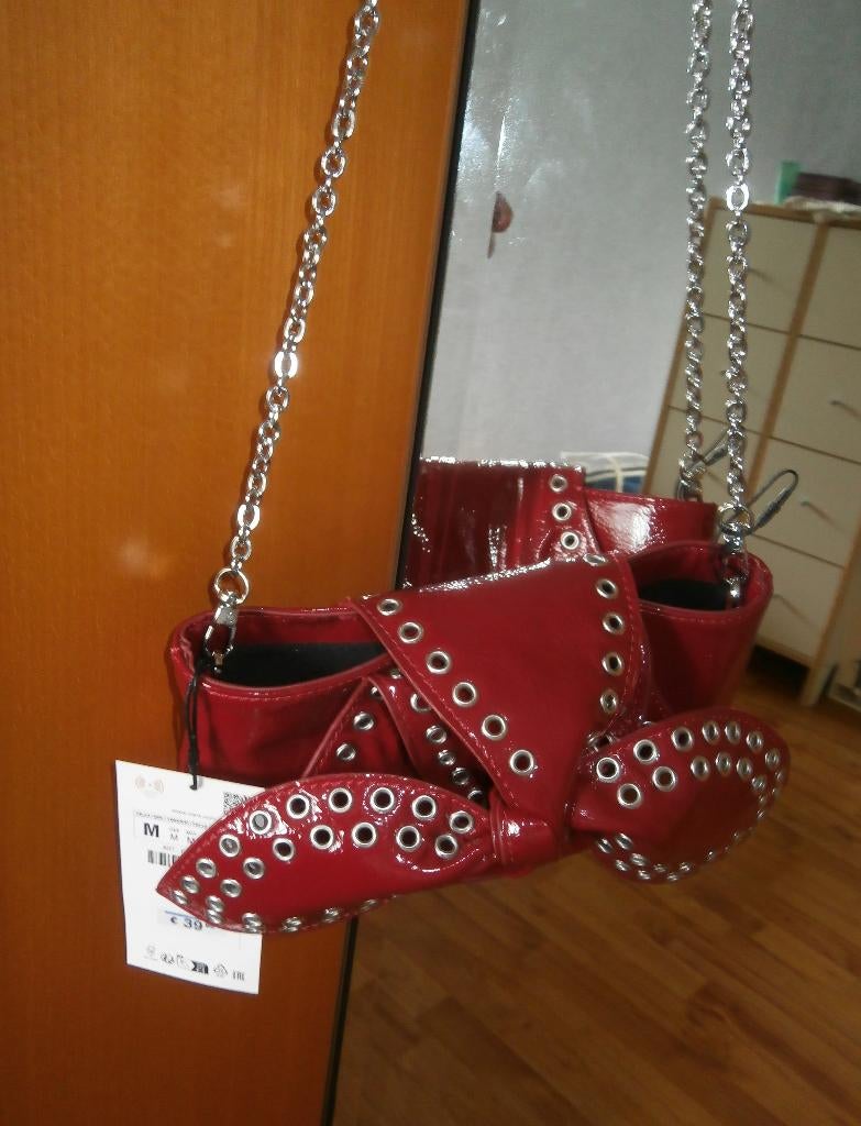 Mooi Zara lak schoudertasje rood met studs en kettinkje nw, Ophalen of Verzenden, Nieuw, Rood, Schoudertasje