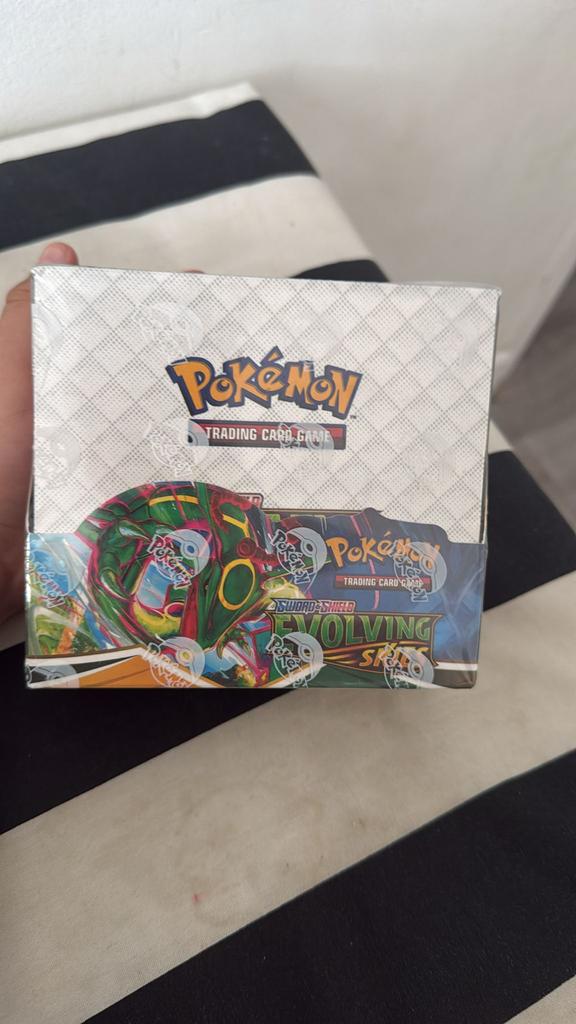 Pokémon Sword & Shield Evolving Skies Booster Box, Ophalen of Verzenden, Nieuw, Boosterbox