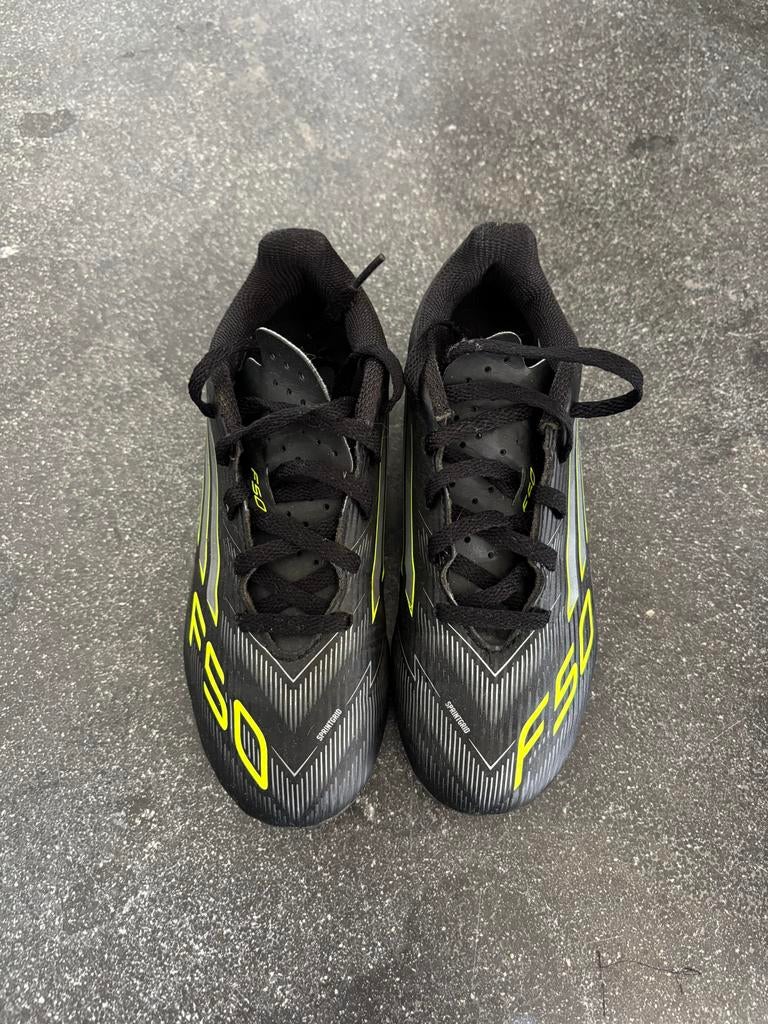 Adidas F50 Club voetbalschoenen kids maat 32, Ophalen of Verzenden, Zo goed als nieuw, Schoenen