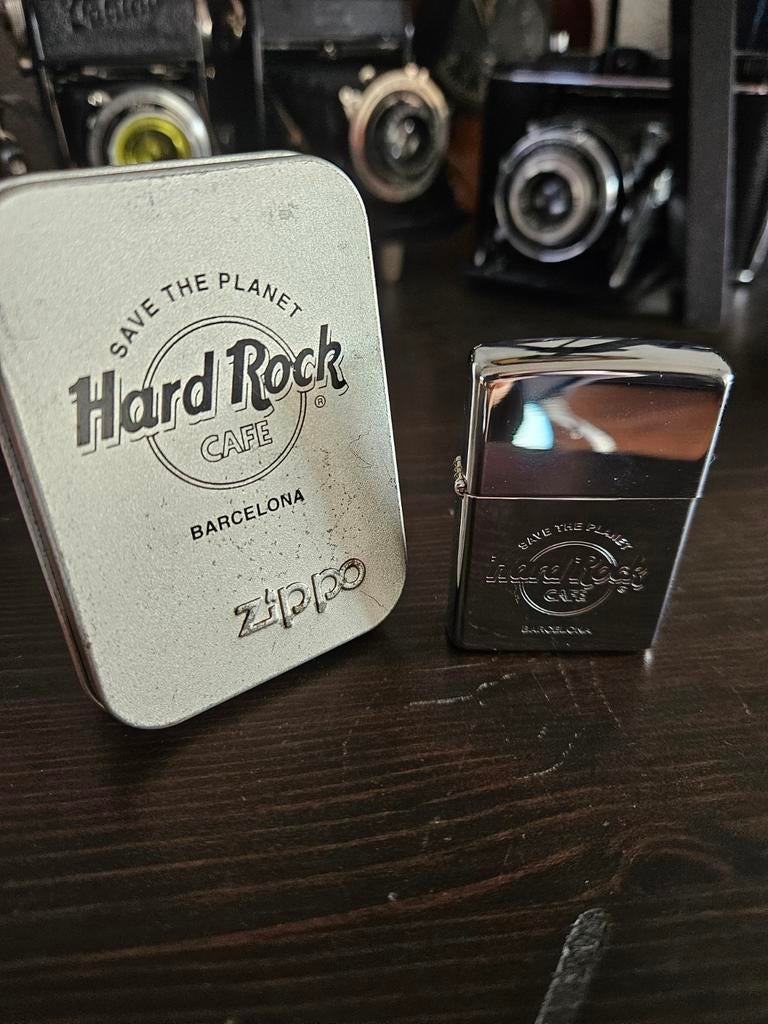 Orginele Zippo Hard Rock cafe Barcelona, Verzamelen, Ophalen of Verzenden, Zo goed als nieuw, Aansteker