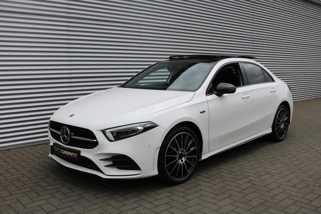 Mercedes-Benz A-Klasse 250 e AMG Pakket AMG NightPakket (50., 12 maanden, Gebruikt, Zwart, Wit