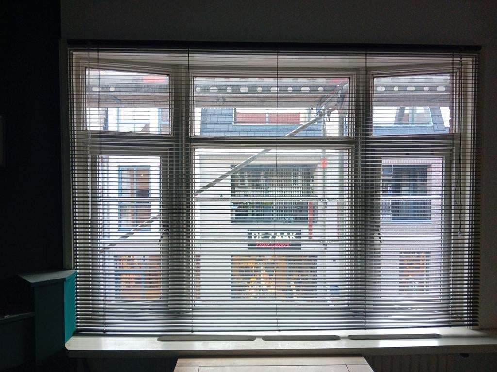 2 zwarte jaloezieën: 220x170cm en 240x170cm, 2.5cm lamellen, Ophalen, Gebruikt, Zwart, 200 cm of meer