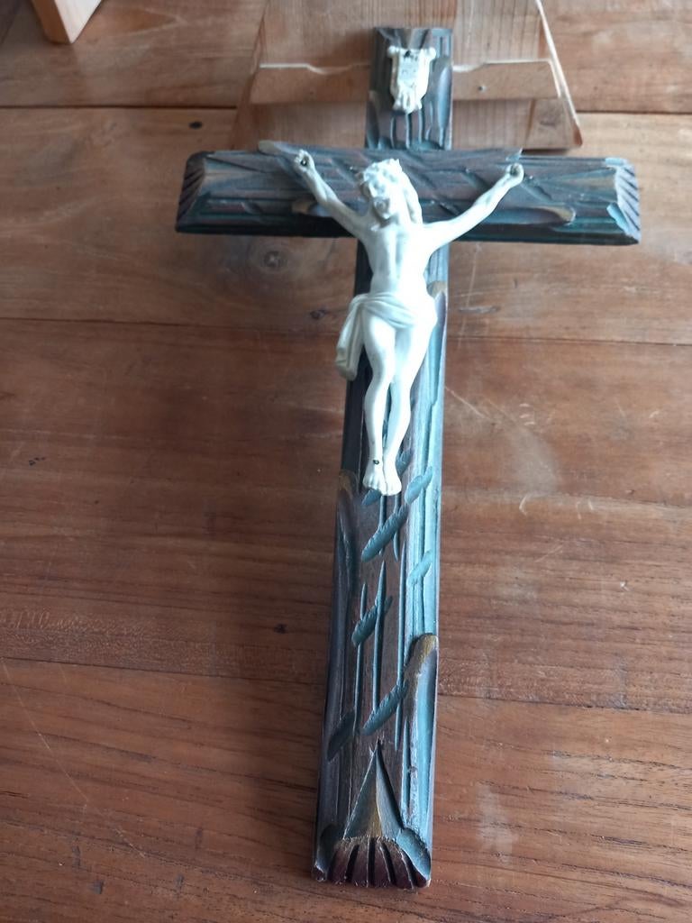 Houtgesneden kruisbeeld met aardewerk corpus, Ophalen of Verzenden