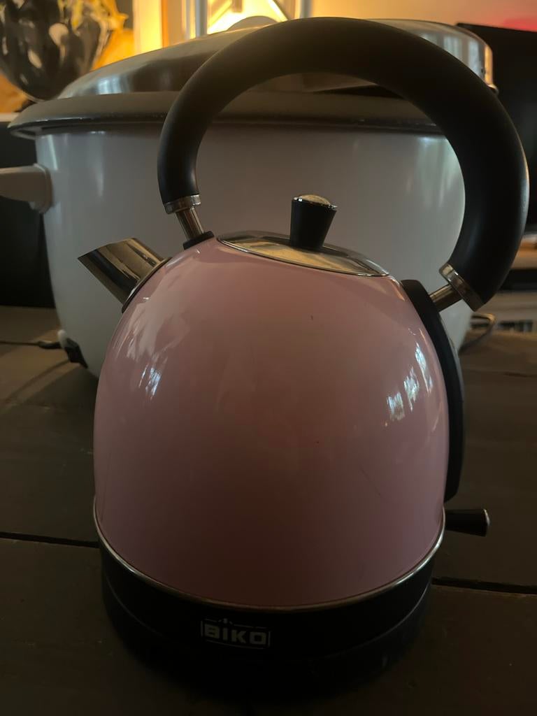Retro Roze Biko Waterkoker - Stijlvol en Functioneel, 1 tot 2 liter, Ophalen, Zo goed als nieuw