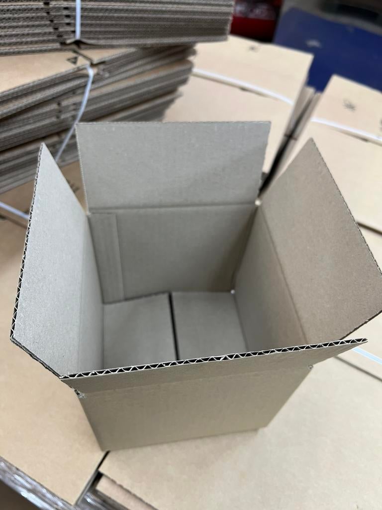 Dozen nieuwe golfkartonnen 166x166x152 mm en 190x160x150 mm
