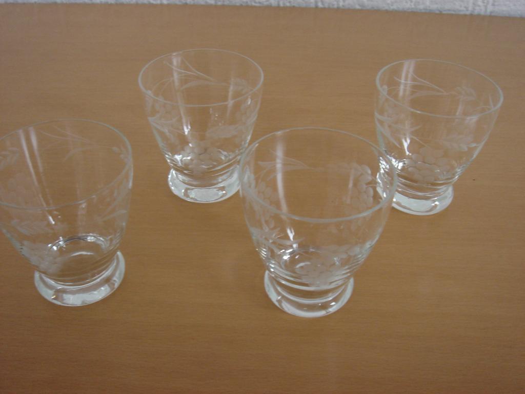 4 kristallen borrelglaasjes met geslepen decoratie, Antiek en Kunst, Antiek | Glas en Kristal, Ophalen of Verzenden