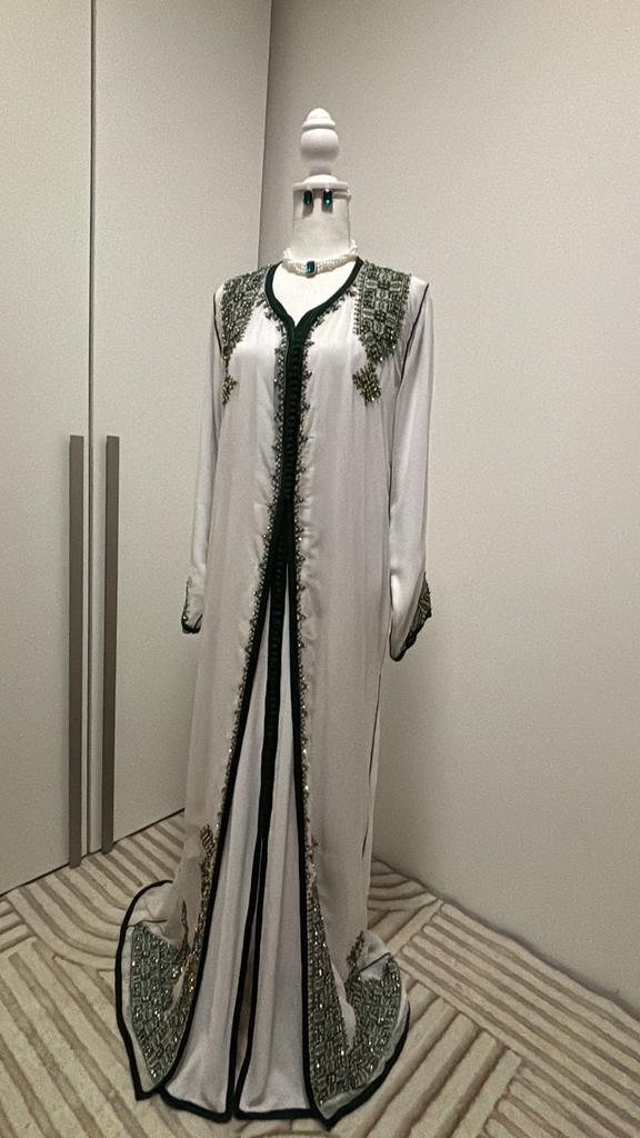 Henna Takchita jurk te HUUR, Kleding | Dames, Gelegenheidskleding, Ophalen, Zo goed als nieuw, Maat 38/40 (M), Overige typen