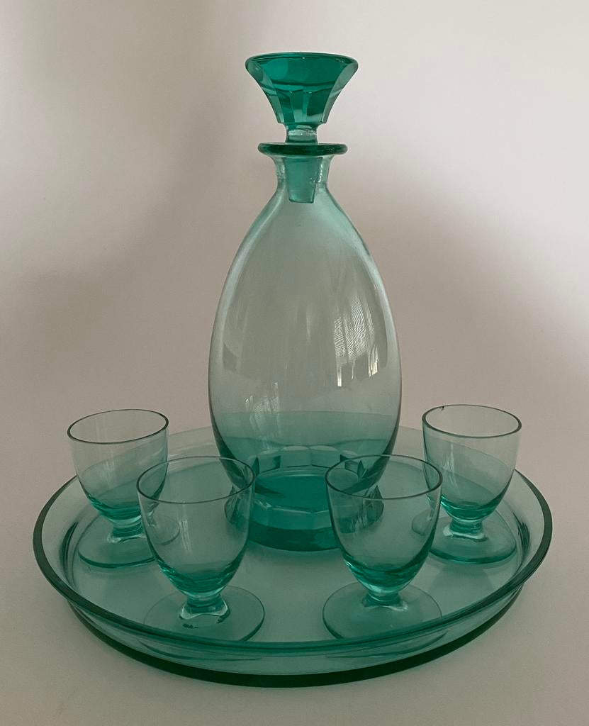 Likeurset, karafje, 4 glaasjes en onderbord, uraniumglas., Antiek en Kunst, Verzenden