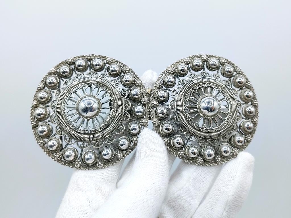 Zilveren ceintuurgesp of schorteslot, Zeeuwse klederdracht, Antiek en Kunst, Verzenden, Zilver