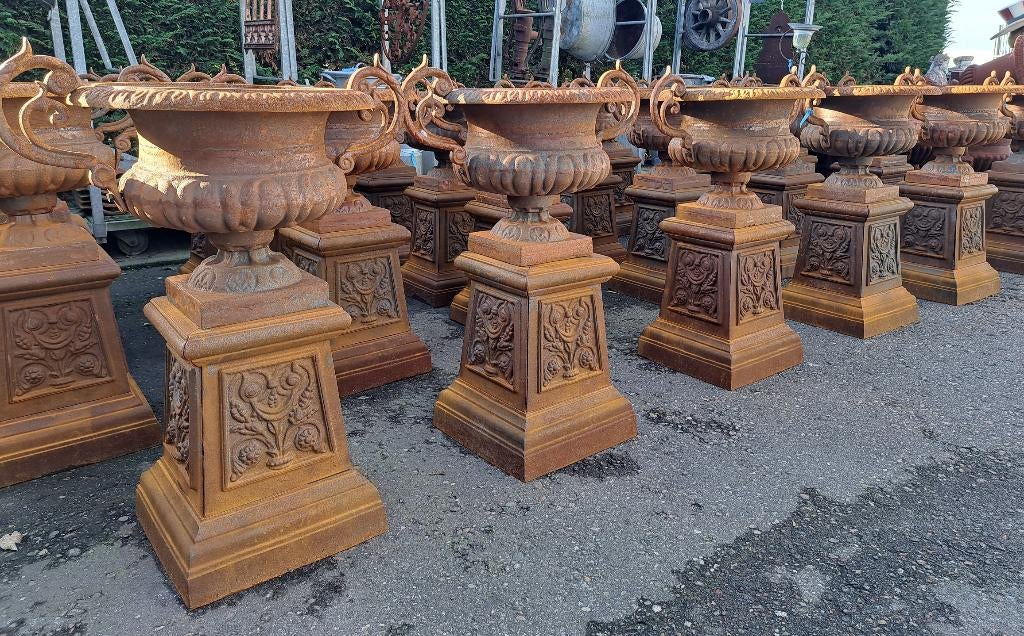 Gietijzeren bloembak met oren compleet met een sokkel 87 cm, Antiek en Kunst, Ophalen