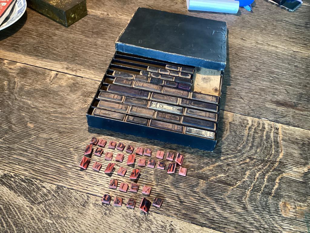 Oude stempels in doos voor, € 17, Antiek en Kunst, Curiosa en Brocante, Ophalen of Verzenden