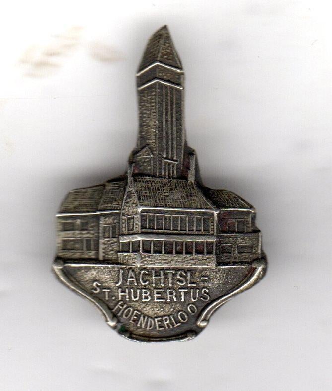 BROCHE JACHTSLOT SINT HUBERTUS HOENDERLOO (A9), Verzamelen, Speldjes, Pins en Buttons, Ophalen of Verzenden, Gebruikt, Overige onderwerpen