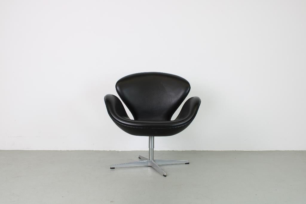 Fritz Hansen Swan fauteuil, zwart leer, Ophalen, Gebruikt, 50 tot 75 cm, Leer