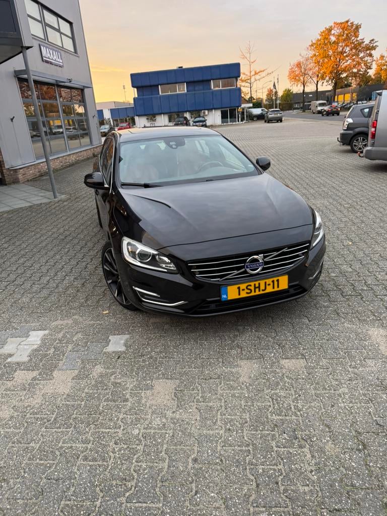 Volvo V60 D6 215pk Plug-in Hybrid 2013 Zwart, 1849 kg, 1800 kg, Zwart, Particulier