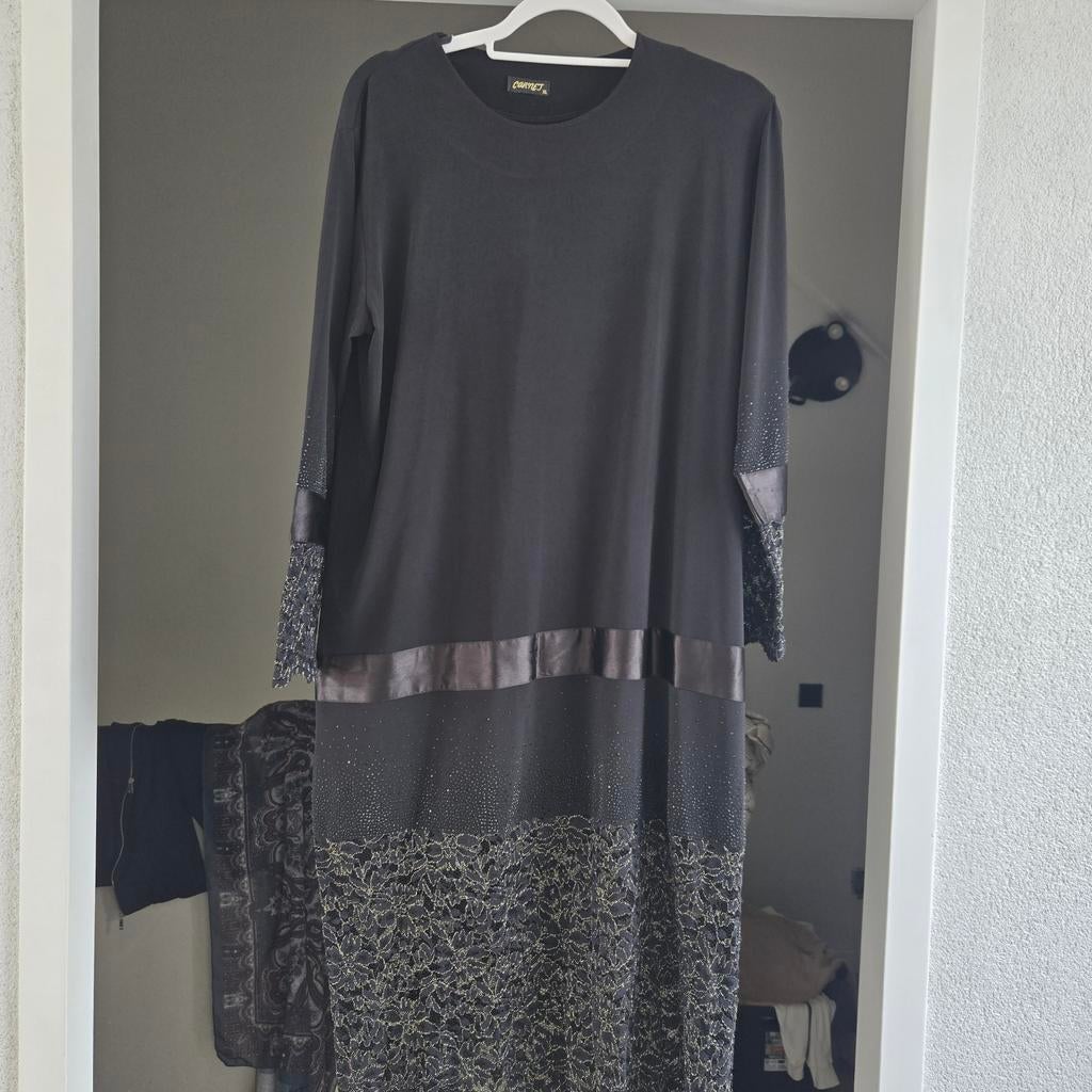 Zwarte jurk met gouden afwerking, Ophalen of Verzenden, Zo goed als nieuw, Maat 46/48 (XL) of groter, Zwart