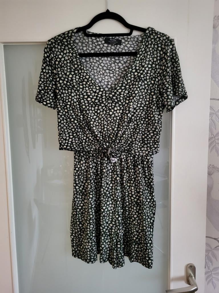 Bershka jumpsuit met madeliefjes, maat M, Kleding | Dames, Jumpsuits, Maat 38/40 (M), Zwart, Zo goed als nieuw, Bershka