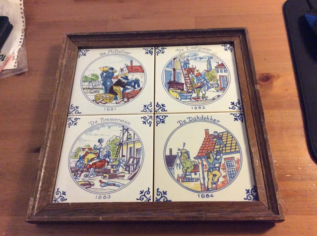 4 tegeltjes in lijst. Beroepen Makkum-keramiek. 31 x 31 cm, Antiek en Kunst, Ophalen of Verzenden