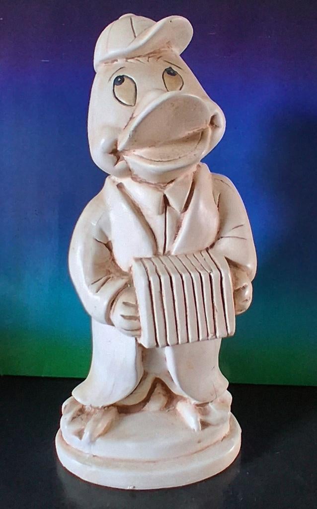 Eend met accordeon. Biscuit keramiek.  26 cm., Verzamelen, Beelden en Beeldjes, Zo goed als nieuw, Dier, Ophalen