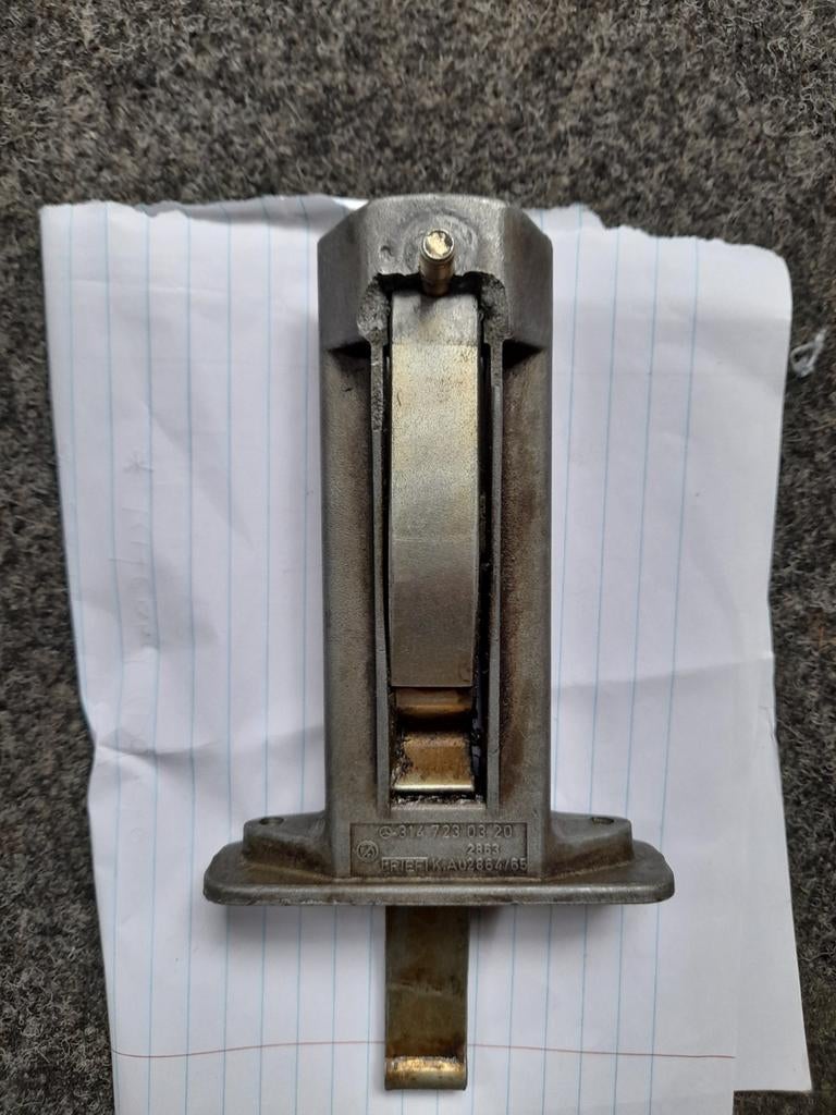 Deurvanger mercedes 314, Ophalen, Slot