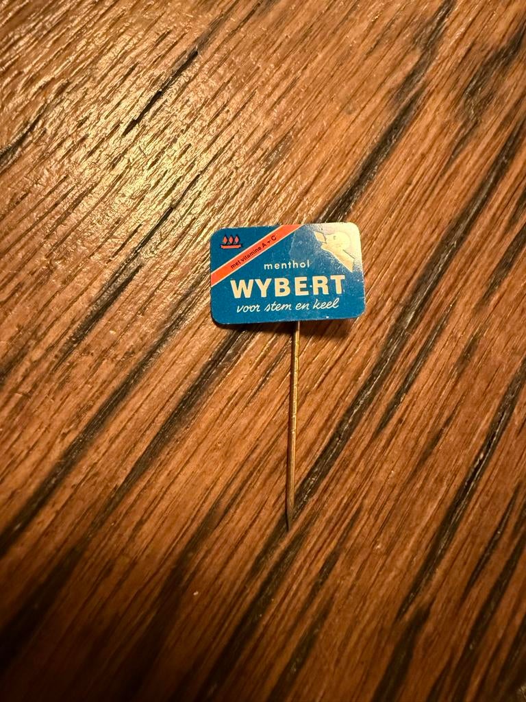 Vintage Wybert Menthol Speldje - Met Vitamine A+C, Verzamelen, Ophalen of Verzenden, Gebruikt, Merk, Speldje of Pin
