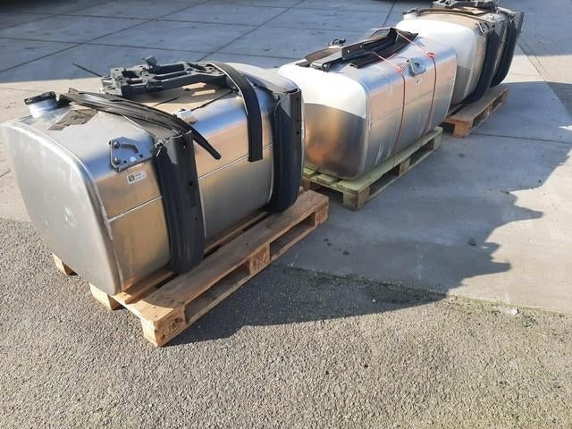 3 nieuwe daf tanken + hydraulische tanken + filter etc., Ophalen, Gebruikt, Overige merken, Klein materiaal