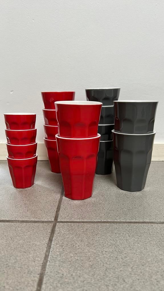 Hema, stenen bekers. Rood en grijs, Nieuw, Ophalen of Verzenden, Overige stijlen, Kop(pen) en/of Schotel(s)