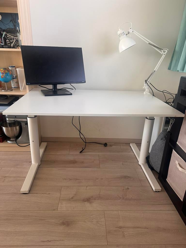 Adjustable Desk – White – Good Condition - 120x80x62/84, Huis en Inrichting, Ophalen, Zo goed als nieuw