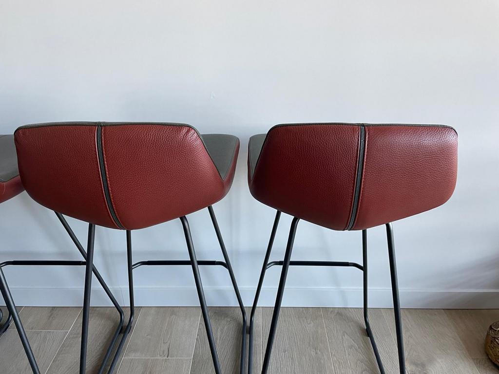 ZGAN 4 Leolux Caron krukken Leder kleur roest avocado, Huis en Inrichting, Barkrukken, Zo goed als nieuw, 60 tot 90 cm, Leer, Ophalen