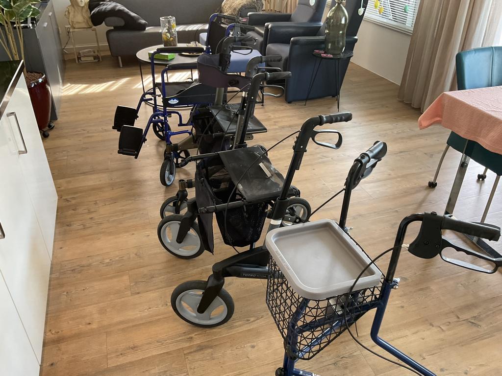 3 rollators en een rolstoel, Ophalen of Verzenden, Opvouwbaar, Gebruikt