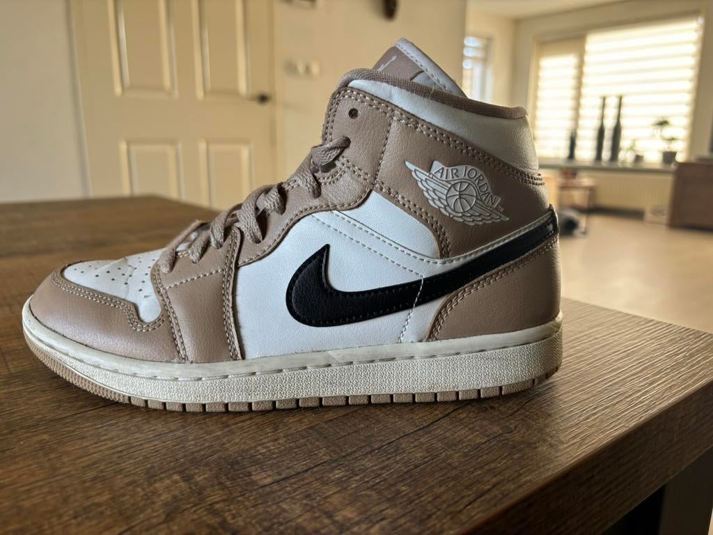 Air Jordan 1 Mid, Ophalen of Verzenden, Zo goed als nieuw, Sneakers of Gympen