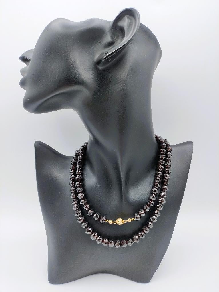 Granaten ketting met gouden bolslot, 72 cm, Verzenden, Goud, Ketting, Met edelsteen