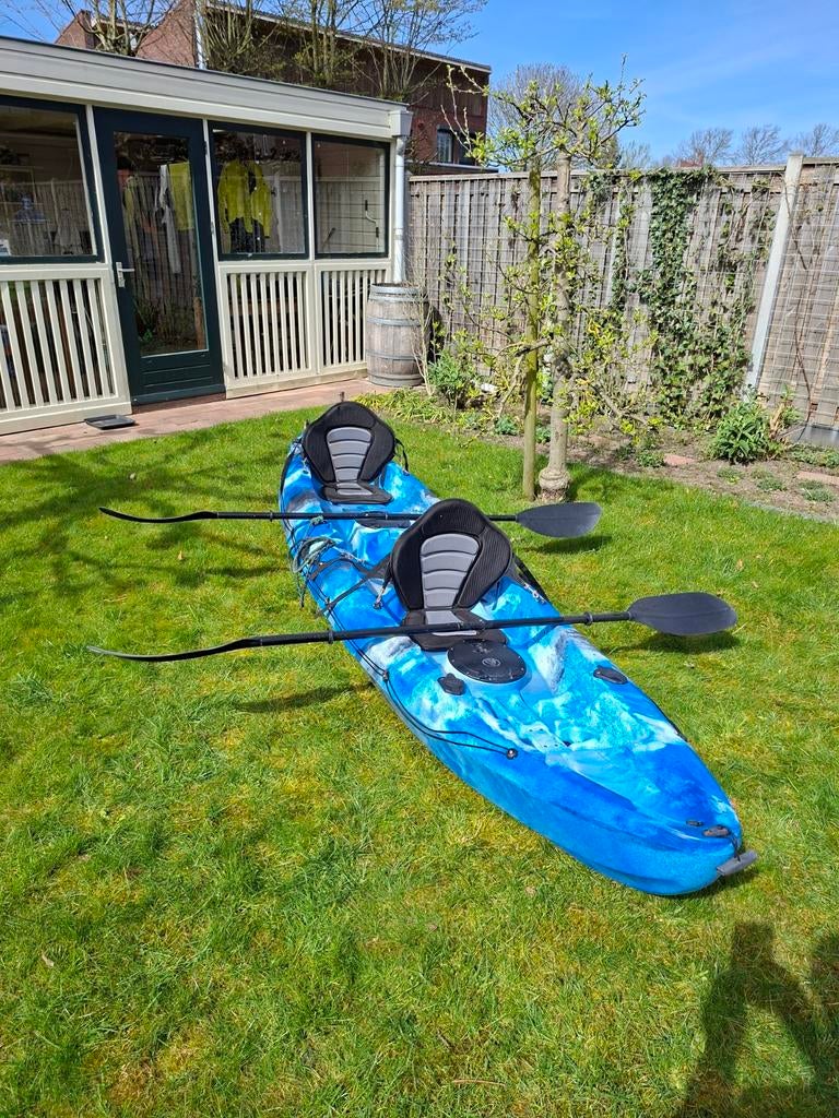 Blauwe 2-persoons kajak met peddels en zitjes, Watersport en Boten, Kano's, Ophalen, Gebruikt, Met peddels, Kajak