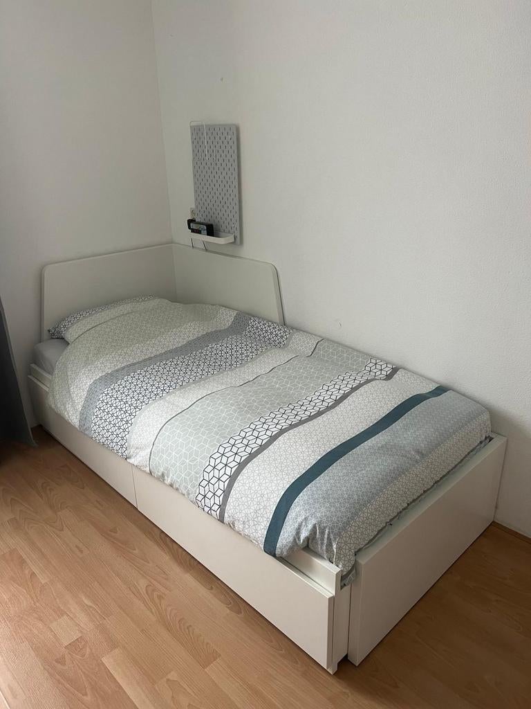 Bed uitschuifbaar met opberglades, wit (Flekke, Ikea), Huis en Inrichting, Slaapkamer | Bedden, Ophalen, Eenpersoons, Wit, Zo goed als nieuw