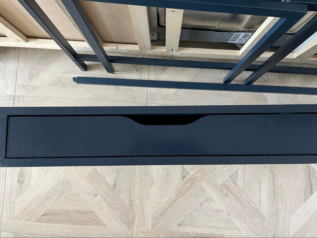 Alex bureau Ikea - zwartblauw - compleet, Huis en Inrichting, Bureaus, Gebruikt, IKEA, Kabelgoot, Met lades, Opbergruimte, Ophalen