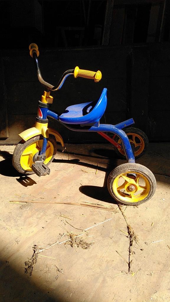 Gekleurde driewieler met gat voor duwstok, Ophalen