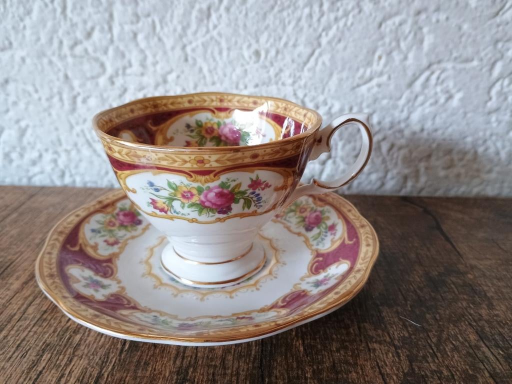 Oude Royal Albert kop en schotel ( nr.1) Lady Hamilton, Antiek en Kunst, Antiek | Servies los, Ophalen of Verzenden