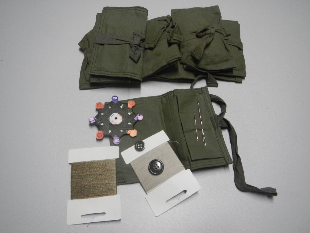 Naaisetje Nederlands leger effen groen (ruim op voorraad), Verzamelen, Ophalen of Verzenden, Landmacht, Nederland, Overige typen