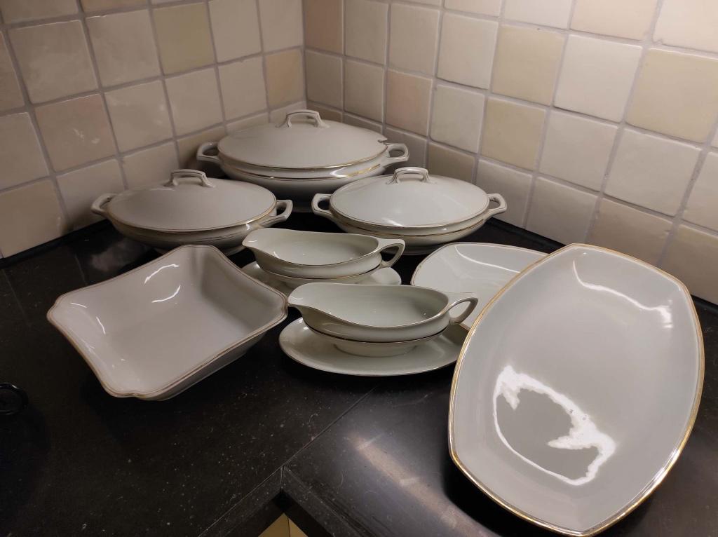 Antiek servies wit porselein met gouden randje, Ophalen of Verzenden