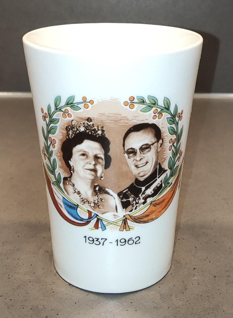 Herinneringsbeker Zilveren huwelijk Juliana & Bernhard, Ophalen of Verzenden, Zo goed als nieuw, Nederland, Servies