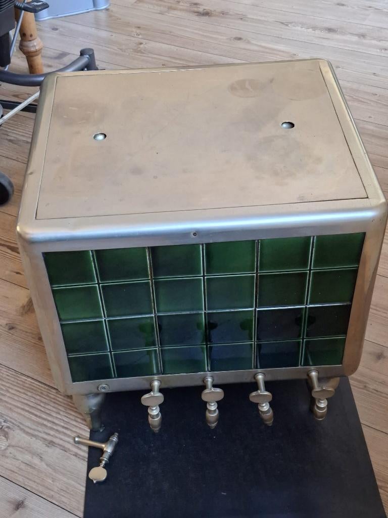 Antieke dranken koeler van bruin cafe, Ophalen